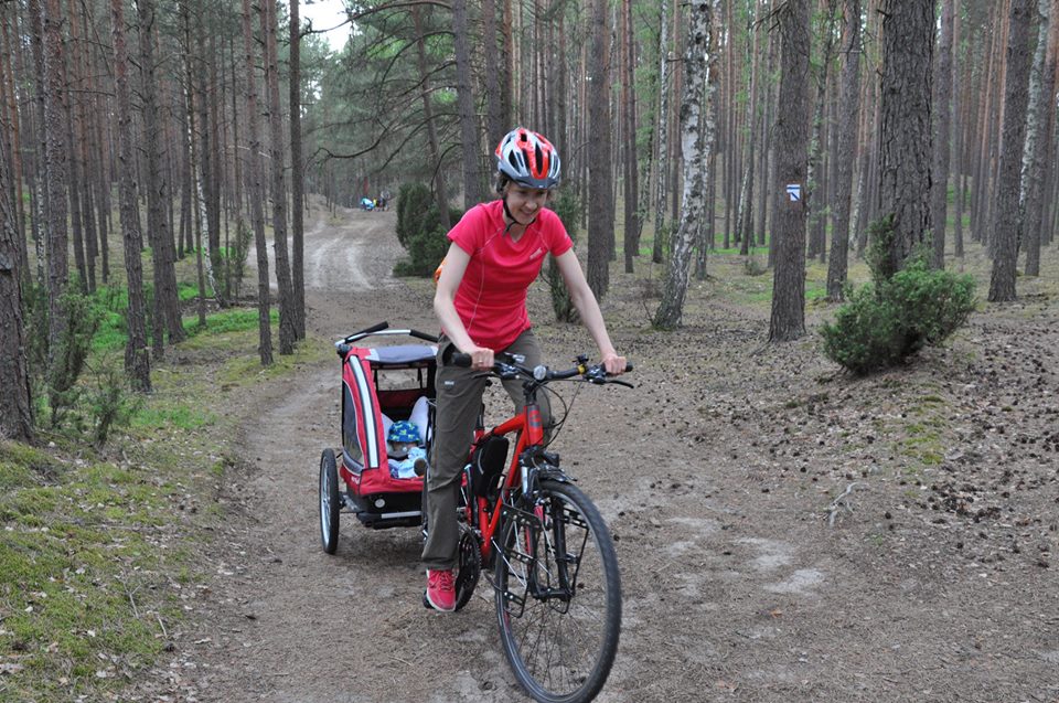 Przyczepka rowerowa Nordic Cab Explorer na szlaku rowerowym w Borach Tucholskich
