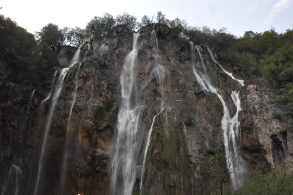 Park Narodowy Jezior Plitwickich. Wysoki na 78 m Wielki Wodospad (chorw. Veliki slap). Największy wodospad Chorwacji. Chorwacja z dziećmi