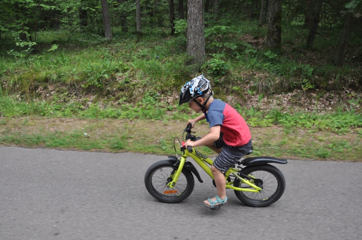 Sportowa, pochylona sylwetka na rowerze dla dzieci z 16" kołami.