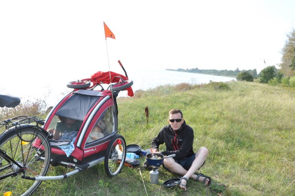Naczynia turystyczne GSI Outdoors nad podczas rodzinnej wycieczki rowerowej wzdłuż Półwyspu Helskiego