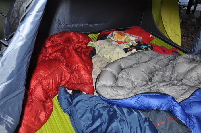 W środku namiotu Rockland Hiker 3 zmieściliśmy 4 maty o wymiarach 180 x 45 cm dla 2 dorosłych i 2 dzieci.