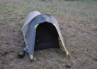 Moskitiera skutecznie chroni przed dostawaniem się insektów do środka namiotu.