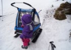 Amelka przed przyczepką narciarską Nordic Cab