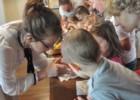 Dzieciaki zainteresowane zdobieniem piernika!