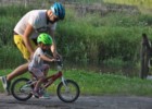 3 latka uczy się jeździć na lekkim rowerze Woom 2 