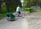 Szeroka, wygodna ścieżka - w sam raz dla przyczepek rowerowych i małych dzieci