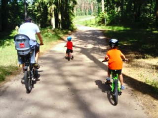 Wycieczka rowerowa z dziećmi - pętla wokół jezior Białe Augustowskie i Studzieniczne niebieskim szlakiem rowerowym