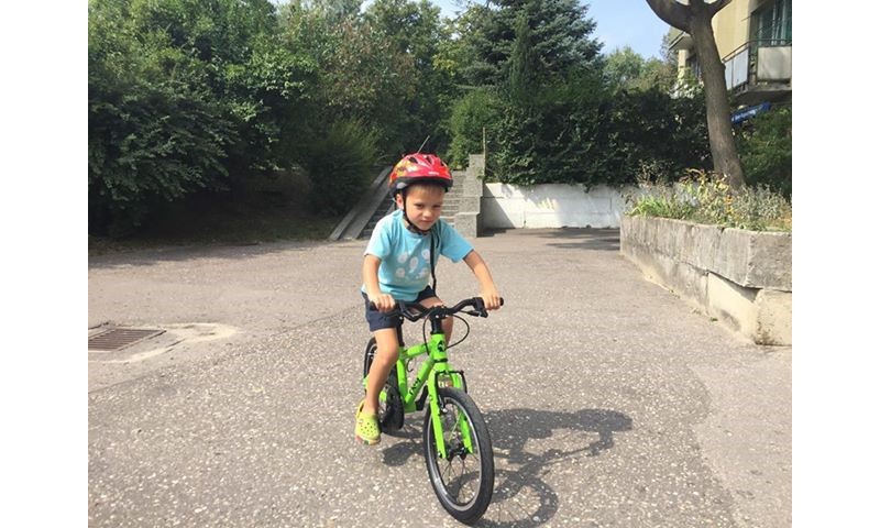 4 letni Kuba na lekkim rowerze Frog 48