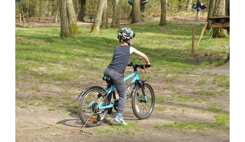 5,5 letni Jurek na lekkim rowerze Frog 55