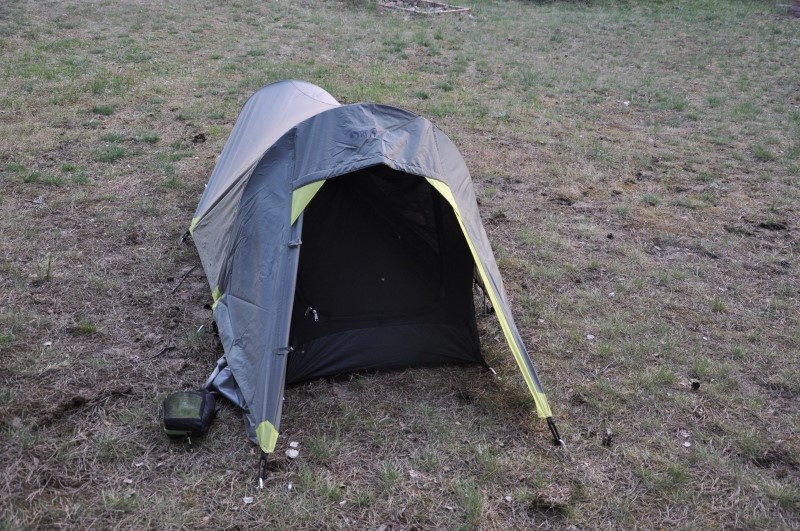 Moskitiera skutecznie chroni przed dostawaniem się insektów do środka namiotu.