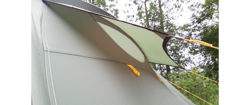 Otwór wentylacyjny i daszek w tylnej części namiotu