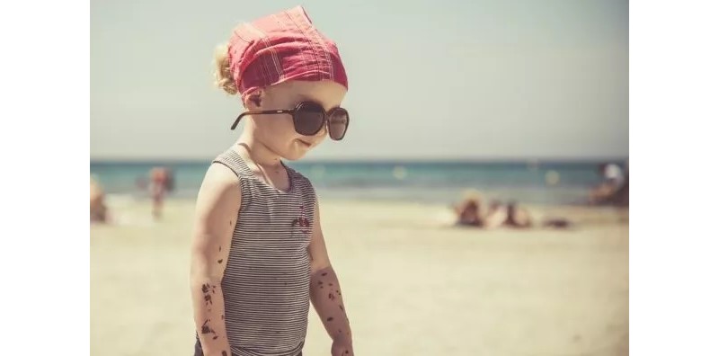Słońce, piasek i ochrona oczu: jak wybrać odpowiednie okulary przeciwsłoneczne dla dziecka?