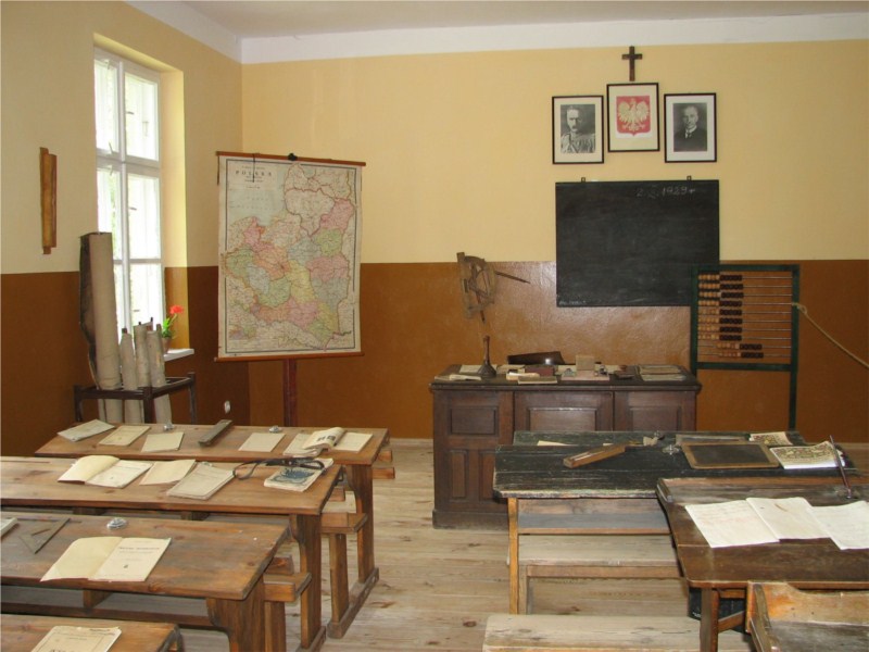 Wyposażenie klasy lekcyjnej w szkole w Kujawsko - Dobrzyńskim Parku Etnograficznym w Kłóbce