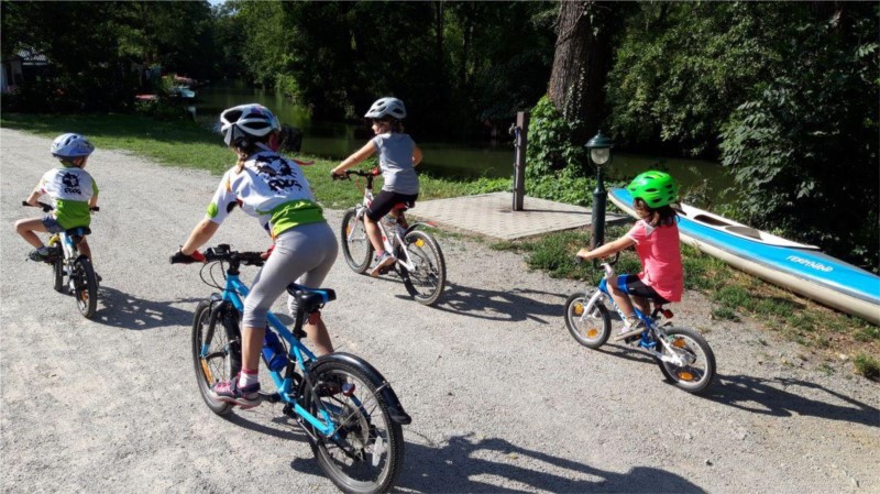 Dzieciaki na swoich rowerach na trasie Gurkenradweg w Niemczech