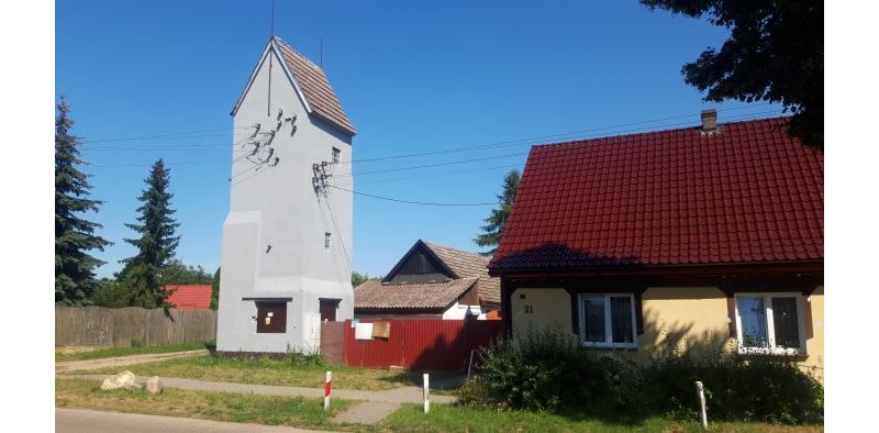 We wsi Nadarzyce - widoczne pozostałości po niemieckiej przeszłości wioski. W byłym sklepie możliwość zakupienia miodów w słoiczkach i plastrów miodu.