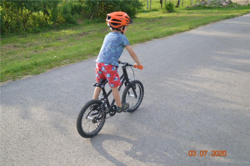 5 letni Szymon na lekkim rowerze KuBikes 16" Superlight