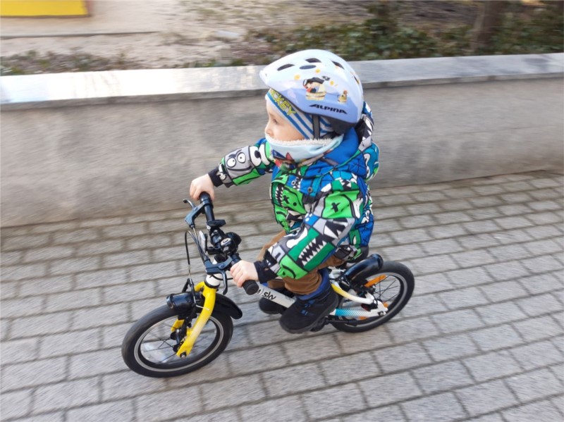 3,5 letni Szymon na lekkim rowerze Frog 40