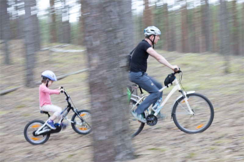 Dobrze jest móc podłączyć rower dziecięcy do roweru rodzica za pomocą holu rowerowego