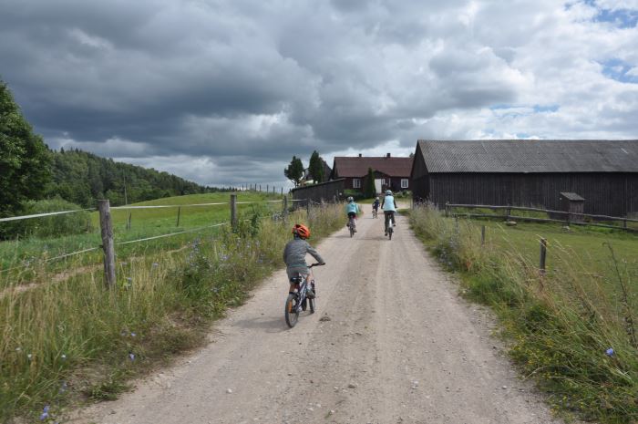 Niewielka miejscowość Cisówek na trasie naszej wycieczki rowerowej z dziećmi dookoła Jeziora Hańcza