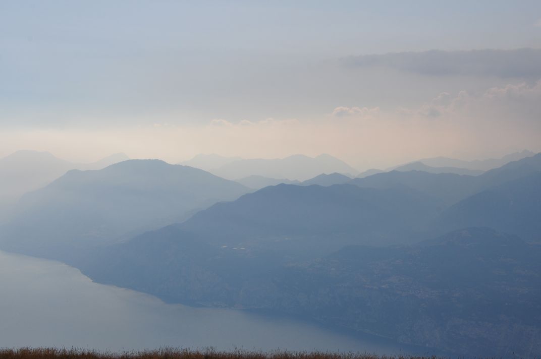 Widok ze szczytu Monte Baldo na Jezioro Garda i otaczające je góry.