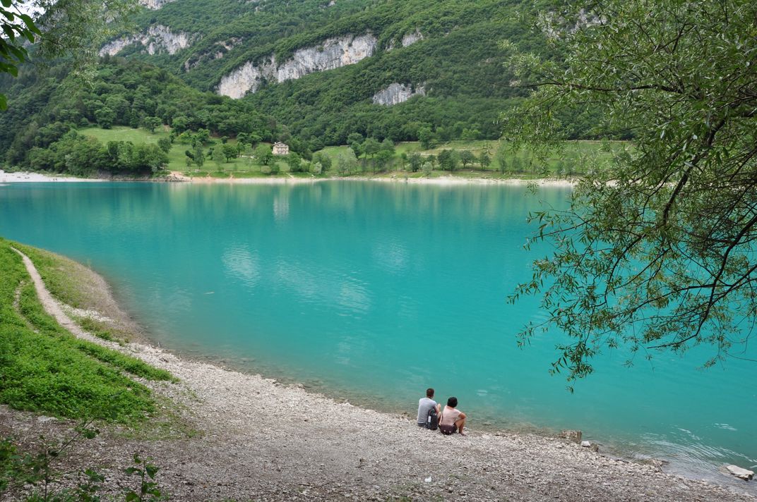 Lago di Tenno - oferuje niecodzienny kolor i niesamowite wrażenia estetyczne
