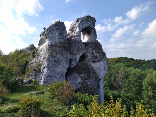 Okiennik Wielki - 50-metrowa skała, jeden z najbardziej rozpoznawalnych ostańców na Jurze